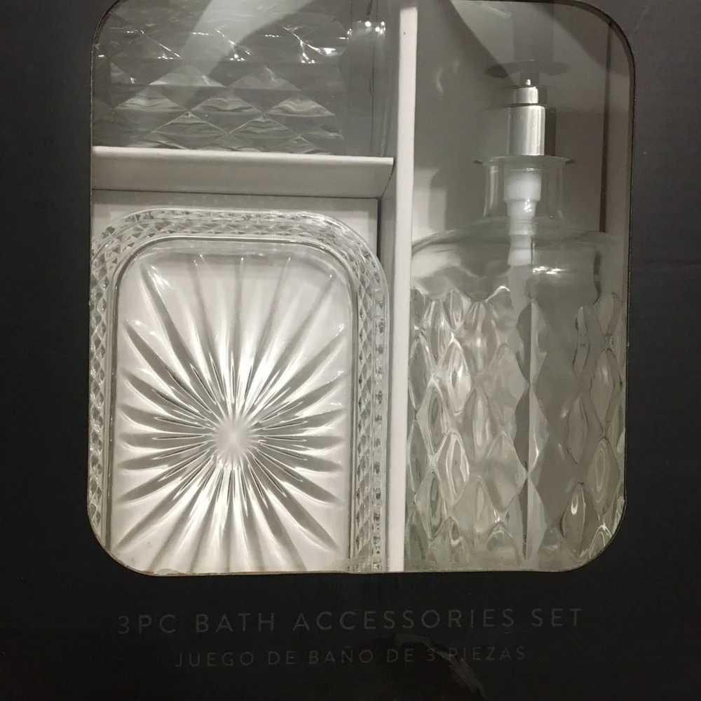 Clear VCNY Bathroom accessories set